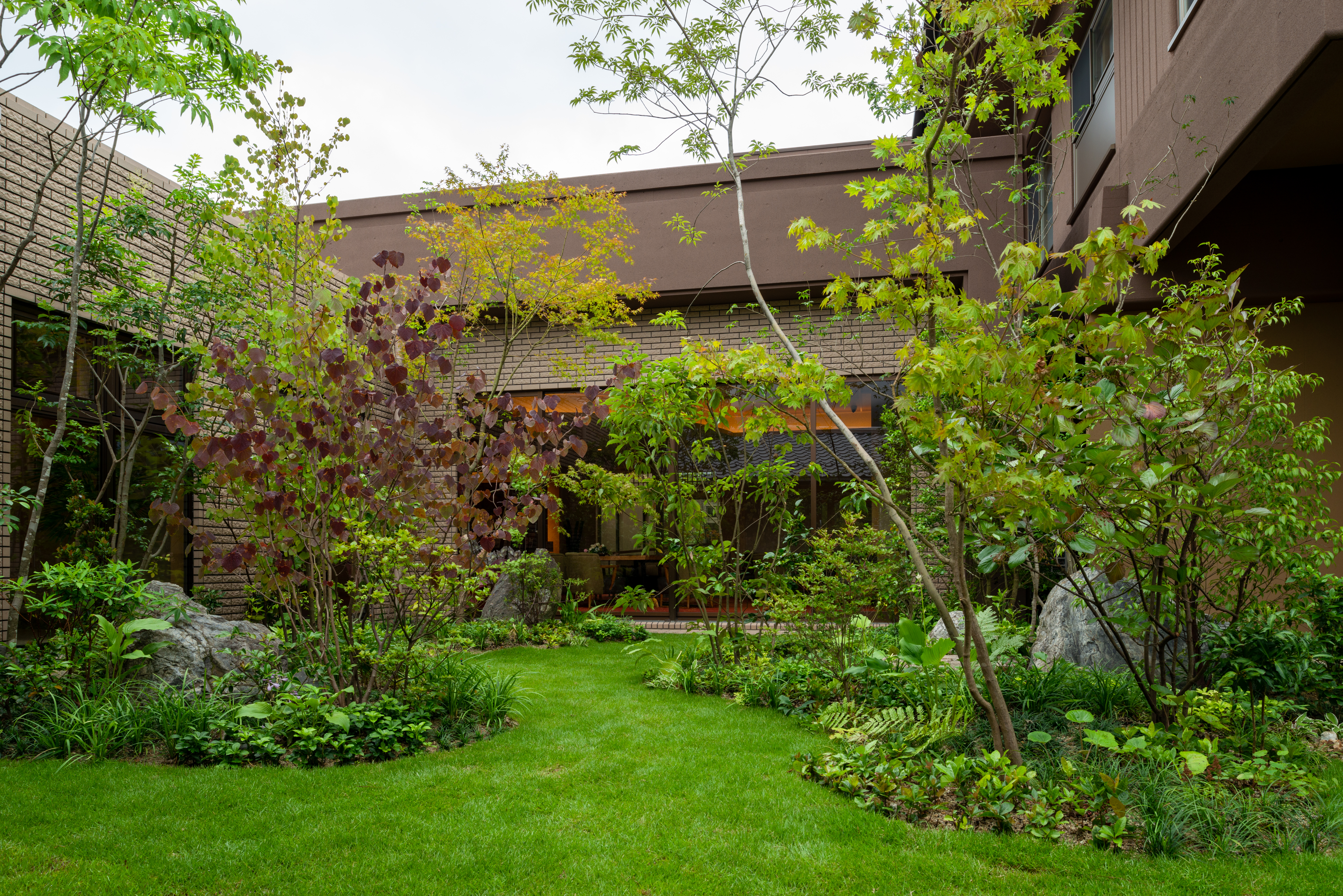 松林の中にある癒しの庭